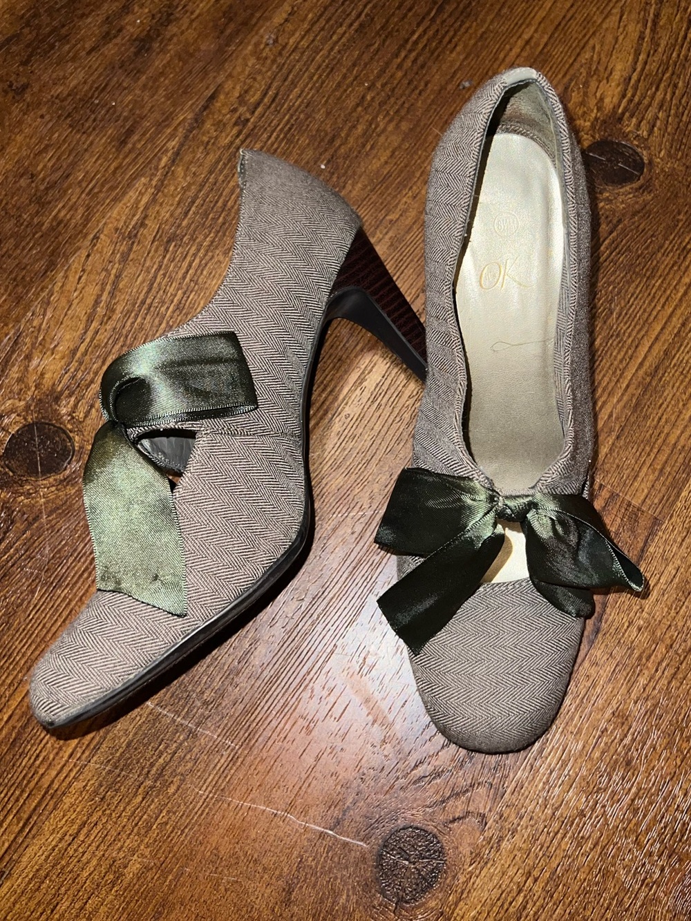 Brown Tweed Gray Heels Green Ribbon Bow Cut Out Design Retro Pumps Size 8.5